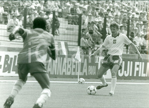 Fotografia d epoca originale 1982 MONDIALI DI CALCIO Ephrem M BOM Zbigniew BONIEK durante POLONIACAMERUN 1