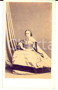 Fotografia d epoca originale 1870 ca PARIS Nobildonna in abito bianco Fotografia A. KEN 7x10 cm 1