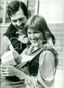 Fotografia d epoca originale 1980 ca AUSTRALIA Tennis Dick CREALY con moglie Cristine e neonata Fotografia 1