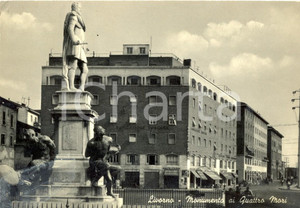 Cartolina originale da collezione 1969 LIVORNO Monumento ai QUATTRO MORI e il palazzo NAVIGAZIONE TOSCANA FG VG 1