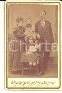 Fotografia d epoca originale 1880 ca Ritratto di famiglia con la bambola Fotografia VINTAGE 8 x 12 cm 1