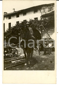 Fotografia d epoca originale 1915 ca AREA LOMBARDA Soldato di fanteria posa sull aia di una cascina Foto FP 1