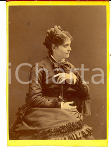 Fotografia d epoca originale 1880 ca MILANO Giovane donna in abito scuro Foto MONTABONE 10 x 14 1