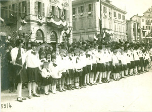 Fotografia d epoca originale 1930 ca TORINO Balilla e Piccole Italiane schierate per visita UMBERTO II Foto 1