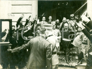 Fotografia d epoca originale 1930 ca TORINO Principe UMBERTO II acclamato da ufficiali ALPINI Fotografia 1