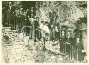 Fotografia d epoca originale 1935 VALGANNA VA Gruppo Rionale Fascista BRANCA visitano LE GROTTE Foto 1