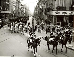 Fotografia d epoca originale 1959 BRUXELLES B Scorta gendarmi a cavallo nozze ALBERTO di LIEGI Paola RUFFO 1