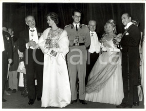 Fotografia d epoca originale 1962 BRUXELLES B BALDOVINO e FABIOLA con artisti al Gala del Theatre DU PARC 1
