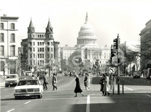 Fotografia d epoca originale 1980 ca WASHINGTON D.C. USA Passanti davanti al Campidoglio Fotografia 1