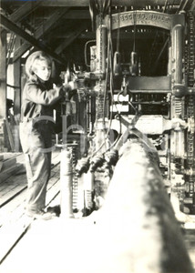 Fotografia d epoca originale 1950 ca SVIZZERA Operaia al lavoro con macchinario A. BOCHUD BULLE Fotografia 1