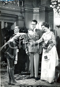 Fotografia d epoca originale 1961 BRUXELLES Gala della Stampa  Re Baldovino e Fabiola con un invitato 1