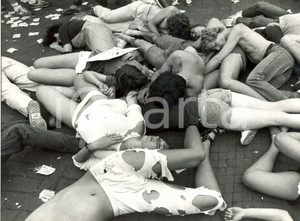 Fotografia d epoca originale 1982 BERLIN Giovani manifestanti contro il NUCLEARE Fotografia 24x18 cm 1
