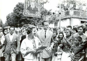 Fotografia d epoca originale 1960 ca ZARAUTZ Re BALDOVINO Fabiola del BELGIO acclamati dalla folla 2 1