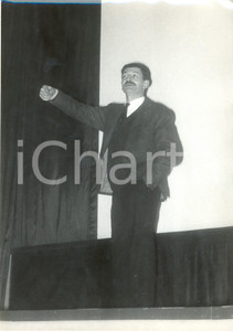 Fotografia d epoca originale 1955 ca PARIS Attore francese Yves ROBERT interpreta un monologo a teatro 1