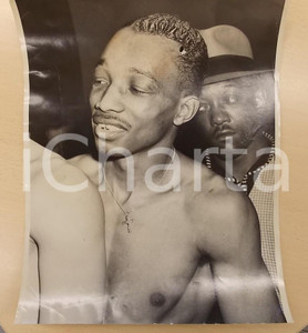 Fotografia d epoca originale 1956 SAN FRANCISCO USA BOXE Pugile Sandy SADDLER dopo l incontro Foto 28 x 34 1