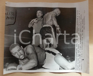Fotografia d epoca originale 1961 SAN FRANCISCO USA BOXE Pugile Hardol JOHNSON con arbitro Foto 33 x 28 1