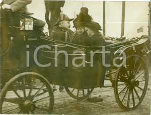 Fotografia d epoca originale 1925 ca LONDON Re George V Mary di TECK visita WOOLWICH COMMON Fotografia 1