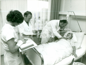 Fotografia d epoca originale 1981 OSNABRUCK DE Medici durante una visita alla PARACELSUSKLINIK Fotografia 1