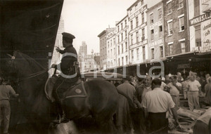 Fotografia d epoca originale 1961 MANHATTAN Angry fishmongers at FULTON FISH MARKET Movie GUNS OF TREES Foto 1
