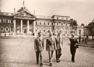 Fotografia d epoca originale 1950 ca BRUXELLES Palazzo Reale   Leopoldo III e i figli Baldovino e Alberto 1 1