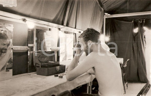 Fotografia d epoca originale 1961 GUNS OF THE TREES Robert BLOSSOM removes make up to act in HENRY V Photo 1