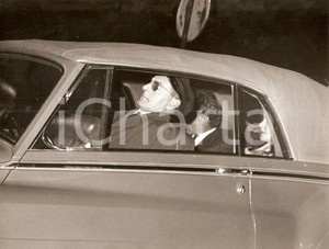 Fotografia d epoca originale 1965 ca ROMA ? Richard BURTON e Liz TAYLOR protetti dai flash dei PAPARAZZI 1