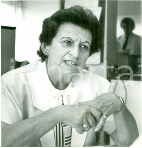 Fotografia d epoca originale 1987 ALSACE FRANCE Militante Alice MOSNIER riceve giornalisti Fotografia 1