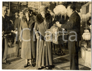 Fotografia d epoca originale 1940 ca LONDON Queen Mary at the British Industries Fair making a purchase 1