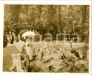 Fotografia d epoca originale 1930 ca LONDON Queen Mary at CHELSEA Flower Show in a rock garden Photo 1