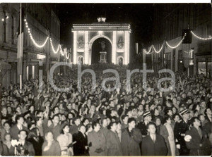Fotografia d epoca originale 1953 Nozze Giuseppina Carlotta e Giovanni del LUSSEMBURGO  Folla in festa 1