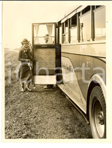 Fotografia d epoca originale 1937 SADDLEWORTH UK Duchess of GLOUCESTER boarding a private bus Photo 1