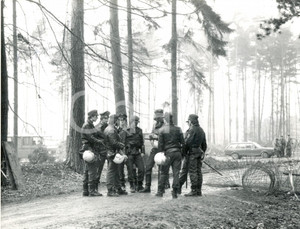Fotografia d epoca originale 1982 FRANKFURT DE Polizia si prepara contro la manifestazione vicino aeroporto 1