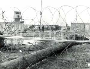 Fotografia d epoca originale 1982 FRANKFURT GERMANIA Polizia e camionette contro la manifestazione Foto 1