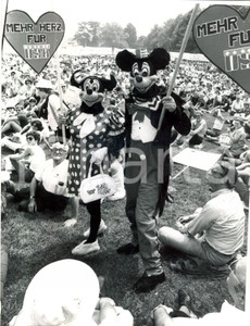 Fotografia d epoca originale 1982 BONN Mickey Mouse e Minnie manifestano per gli USA Fotografia 1 1