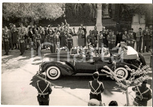 Fotografia d epoca originale 1951 Paolo di GRECIA e regina Frederika arrivano a un matrimonio Foto 1