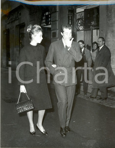 Fotografia d epoca originale 1960 ca ROMA I principi Alberto e Paola a passeggio per le vie del centro Foto 1