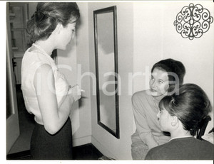 Fotografia d epoca originale 1960 ca PARIS Maria Beatrice di SAVOIA con la sorella Maria Gabriella e un amica 1