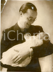 Fotografia d epoca originale 1938 PAESI BASSI Il principe Bernardo e la principessa Beatrice appena nata 1