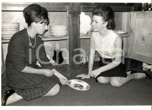 Fotografia d epoca originale 1960 ca PARIS La principessa Maria Beatrice di SAVOIA con un amica Foto 1