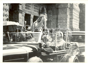 Fotografia d epoca originale 1931 BOIS DE VINCENNES Guglielmina e Giuliana di OLANDA al Pavillon Hollandais 1