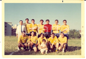 Fotografia d epoca originale 1969 AREA LOMBARDA ? CALCIO Una squadra di dilettanti Foto VINTAGE 12x9 1