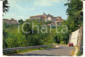 Cartolina originale da collezione 1982 POGGIO CINOLFO AQ Panorama Cartolina ANIMATA con automobile FG VG 1