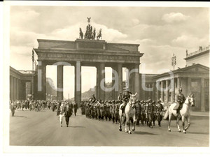 Cartolina originale da collezione 1940 ca BERLIN Einzug der Wache durch das Brandeburger Tor Cartolina FG NV 1