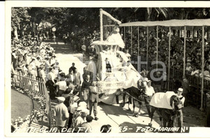 Fotografia d epoca originale 1957 VENTIMIGLIA IM Battaglia dei Fiori Foto cartolina MARIANI FP VG 1