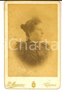 Fotografia d epoca originale 1890 ca VERCELLI Donna con abito scuro Foto VINTAGE P. MASOERO 1