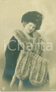 Cartolina originale da collezione 1911 BAGNASCO CN Giovane donna in pelliccia e colbacco Cartolina DANNEGGIATA 1