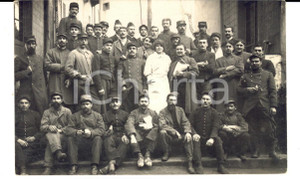 Fotografia d epoca originale 1914 VICHY F Soldati di fanteria posano con un ferito e la sua fidanzata Foto 1