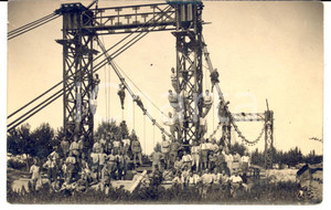 Fotografia d epoca originale 1915 ca WW1 FRANCIA Soldati di fanteria posano su un traliccio Foto 1