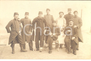 Fotografia d epoca originale 1915 ca WW1 FRANCE Ufficiali di vari corpi posano con un ferito di guerra Foto 1