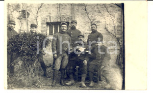 Fotografia d epoca originale 1915 FRANCE Sapeurs posent dans une cour Photo GRANDE GUERRE 1